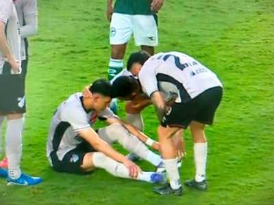 Lucas Esquivel caiu no gramado aos 38 minutos do segundo tempo da vitória do Athletico sobre o Goiás