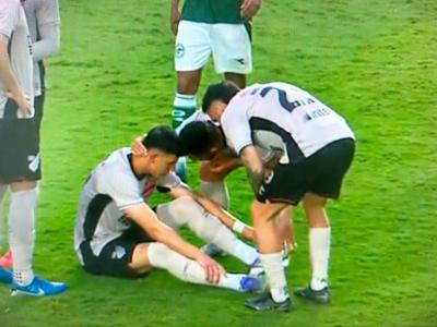 Lucas Esquivel caiu no gramado aos 38 minutos do segundo tempo da vitória do Athletico sobre o Goiás