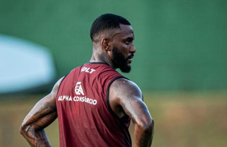 Ramon, do Vitória, não deve atuar contra o Inter pelo Brasileirão