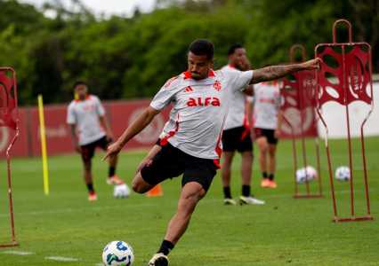 Clayton Sampaio está cotado para ingressar no time titular do Inter contra o Vitória