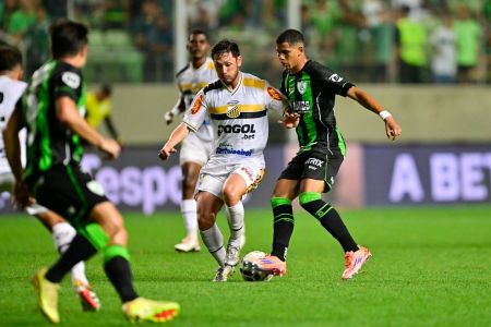 Yago Souza, do América, em ação na partida com o Novorizontino, pela Série B