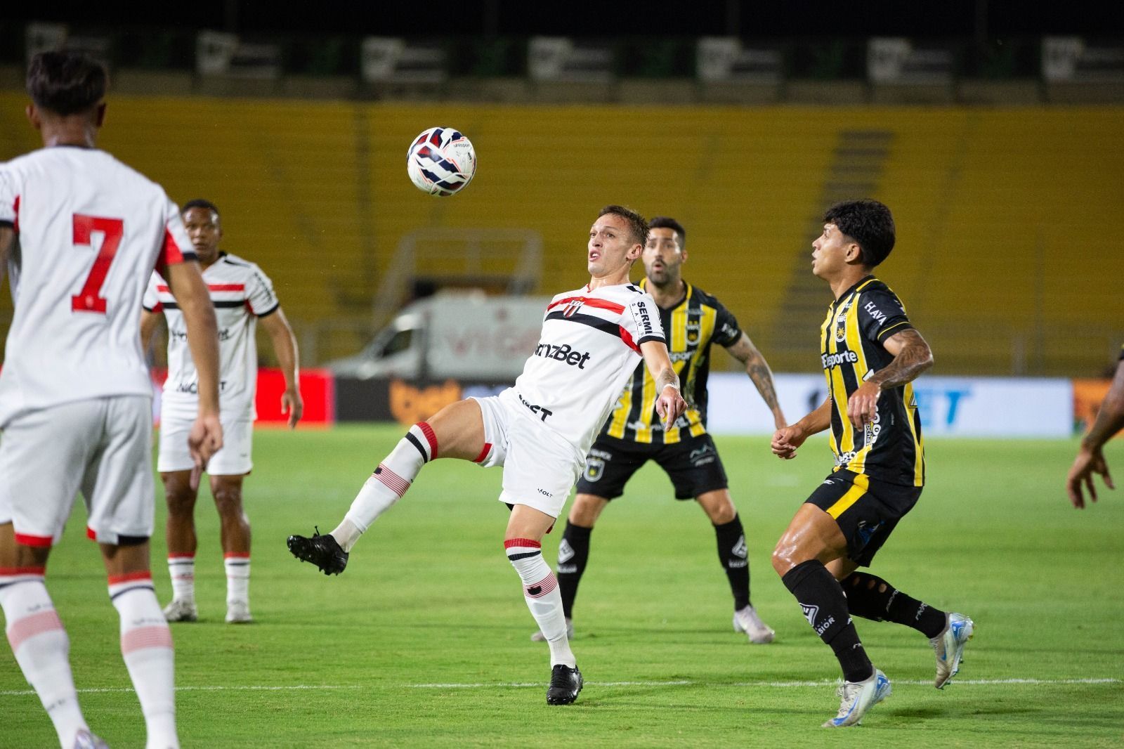 Botafogo-SP vence Volta Redonda e 'empurra' Athletic para o Z4 da Série B