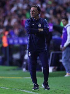 Gabriel Milito, ex-Atlético, em jogo do Chivas Guadalajara