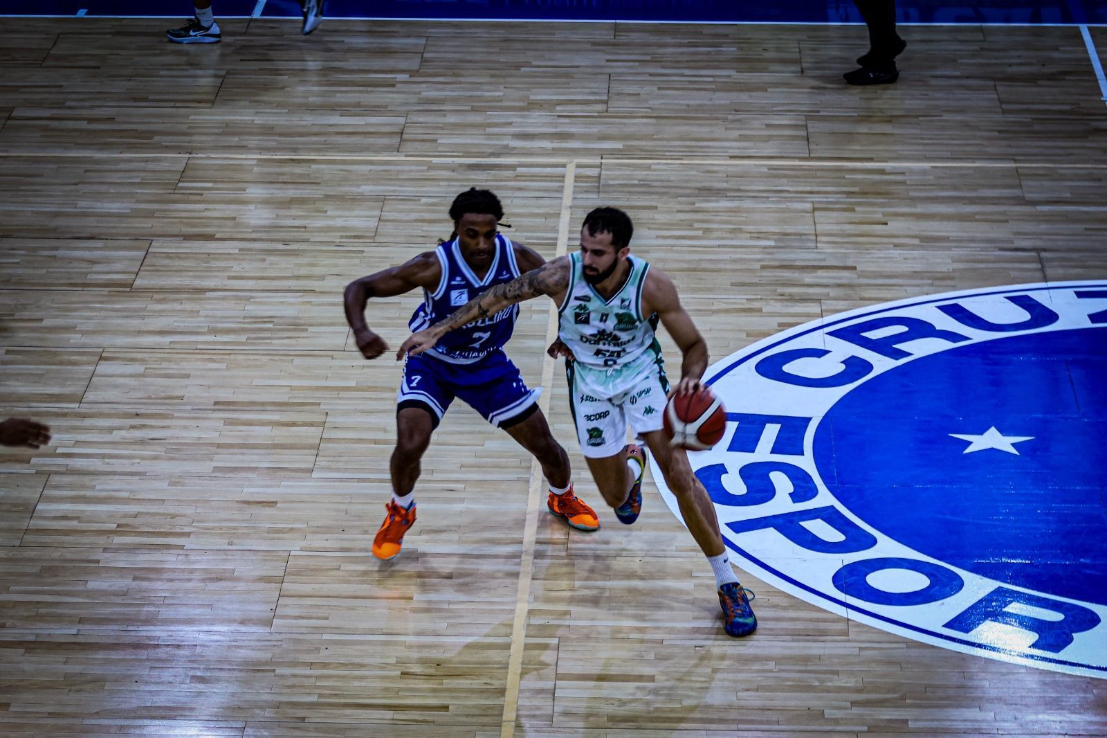 Em jogaço, Cruzeiro Basquete se impõe contra o Bauru e vence 1ª em casa no NBB