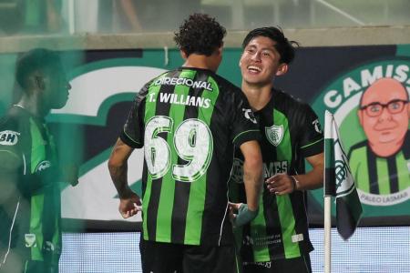 Miguelito comemorando gol pelo América