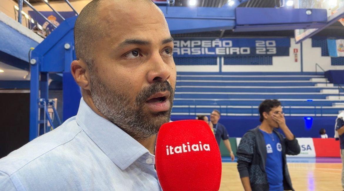 Técnico do Cruzeiro se emociona após primeira vitória como mandante pelo NBB