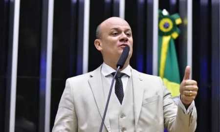 Deputado diz que não há movimentação nos bastidores e classifica a informação como “fake news