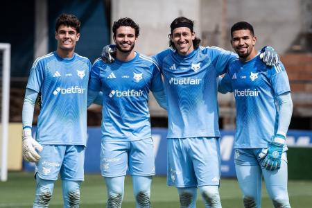 Vitor Lamounier (esq) ao lado de Otávio, Cássio e Léo Aragão durante treino do Cruzeiro