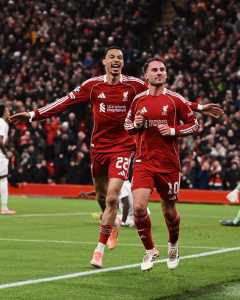 Alexis Mac Allister comemorando gol pelo Liverpool