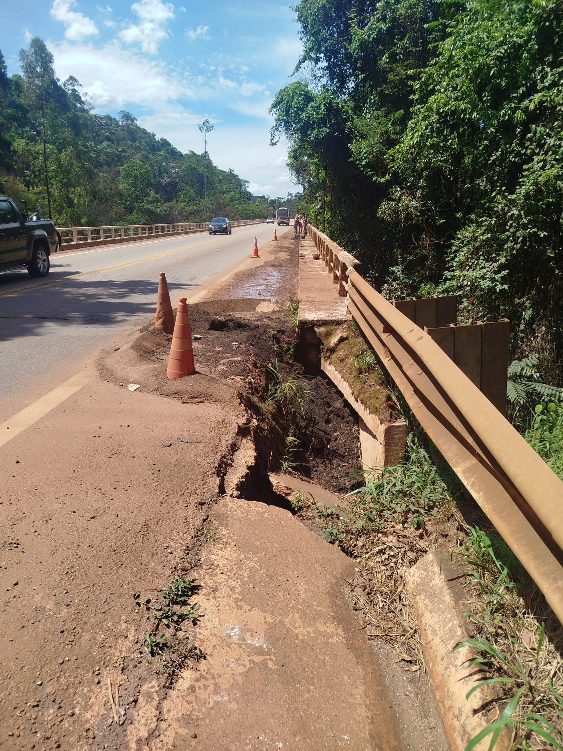 BR-356: Viaduto em Itabirito volta a apresentar problemas estruturais; autoridades cobram reparos do DNIT