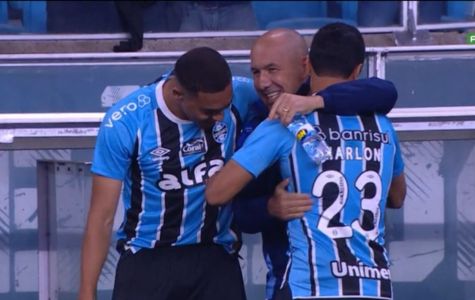Leonardo Jardim abaraçado com Carlos Vinícius e Marlon antes de Grêmio x Cruzeiro