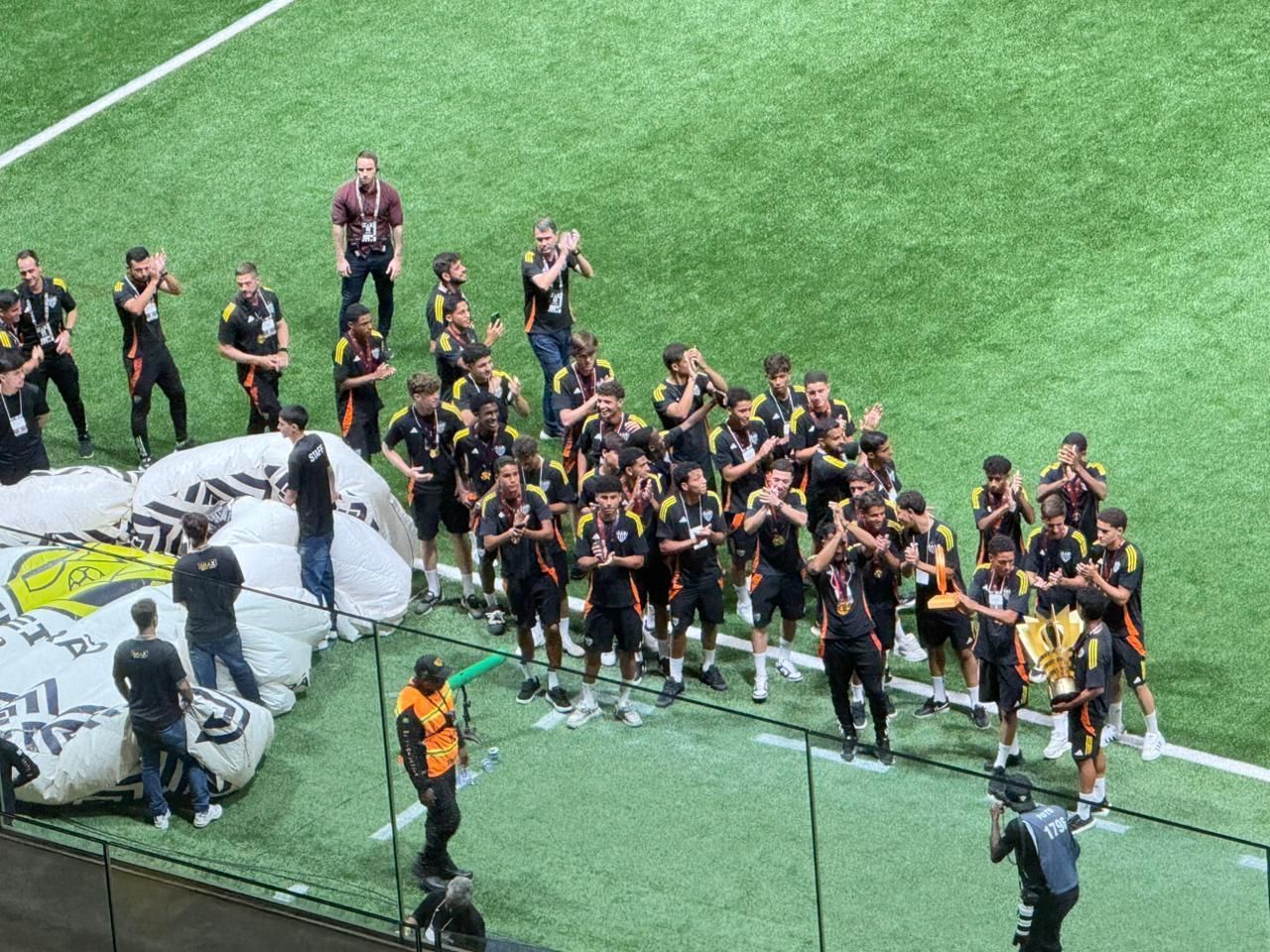 Atlético x Bahia: time sub-17 do Galo é celebrado em volta olímpica na Arena MRV
