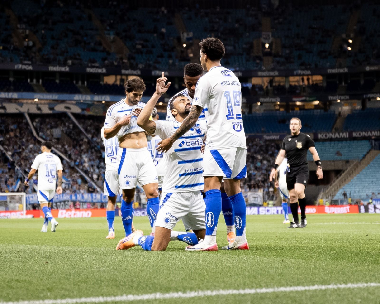 Cruzeiro bate Grêmio fora de casa e segue perseguição à liderança do Brasileiro