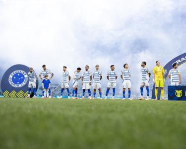 Jogadores do Cruzeiro antes de duelo com o Grêmio na Arena