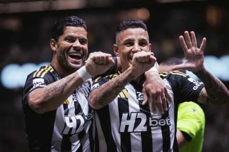 Guilherme Arana e Hulk comemoram gol 500 do atacante