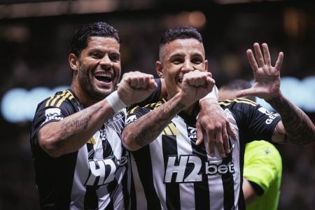 Guilherme Arana e Hulk comemoram gol 500 do atacante