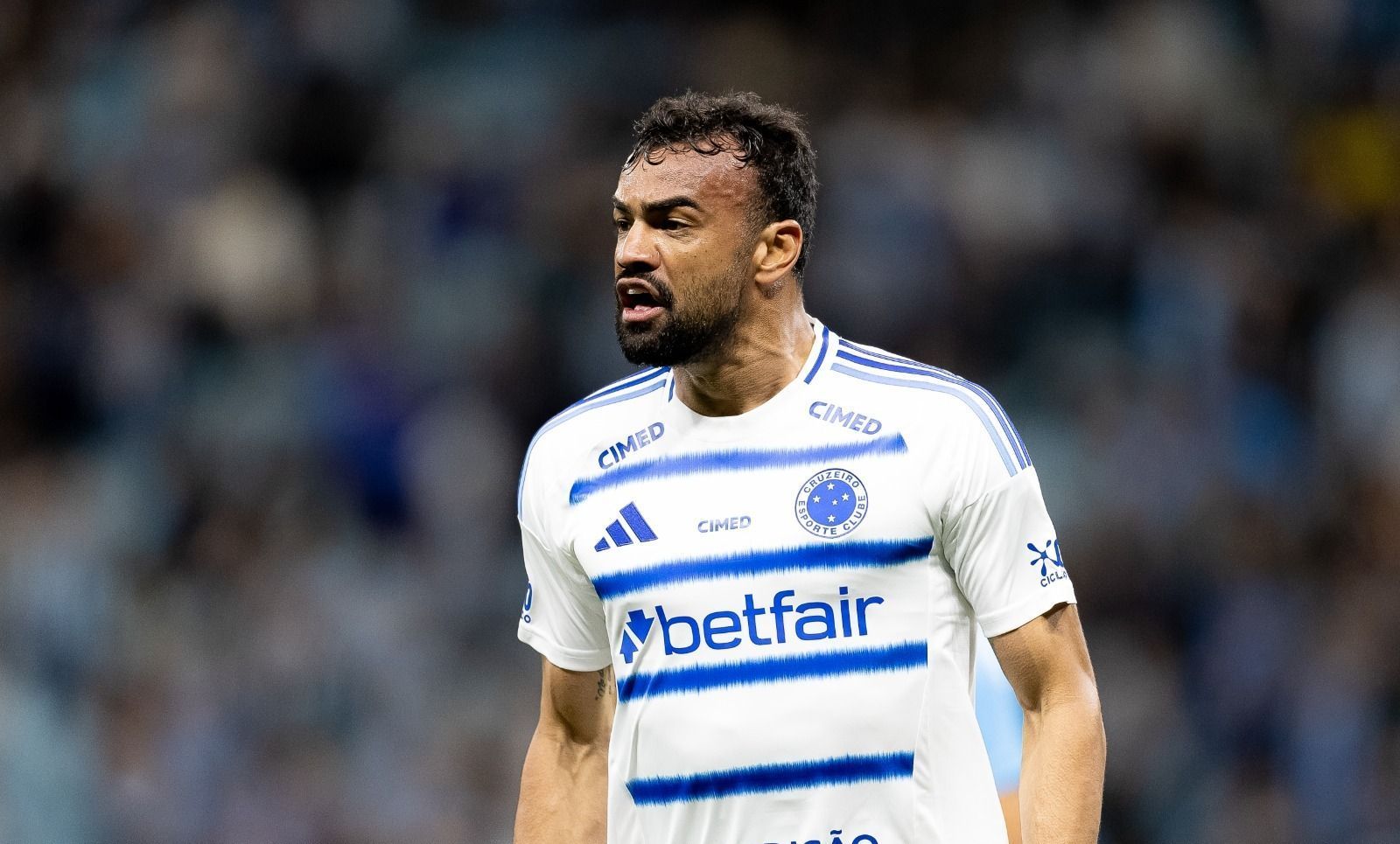 Herói do Cruzeiro contra o Grêmio, Fabrício Bruno reage à resposta de Ancelotti