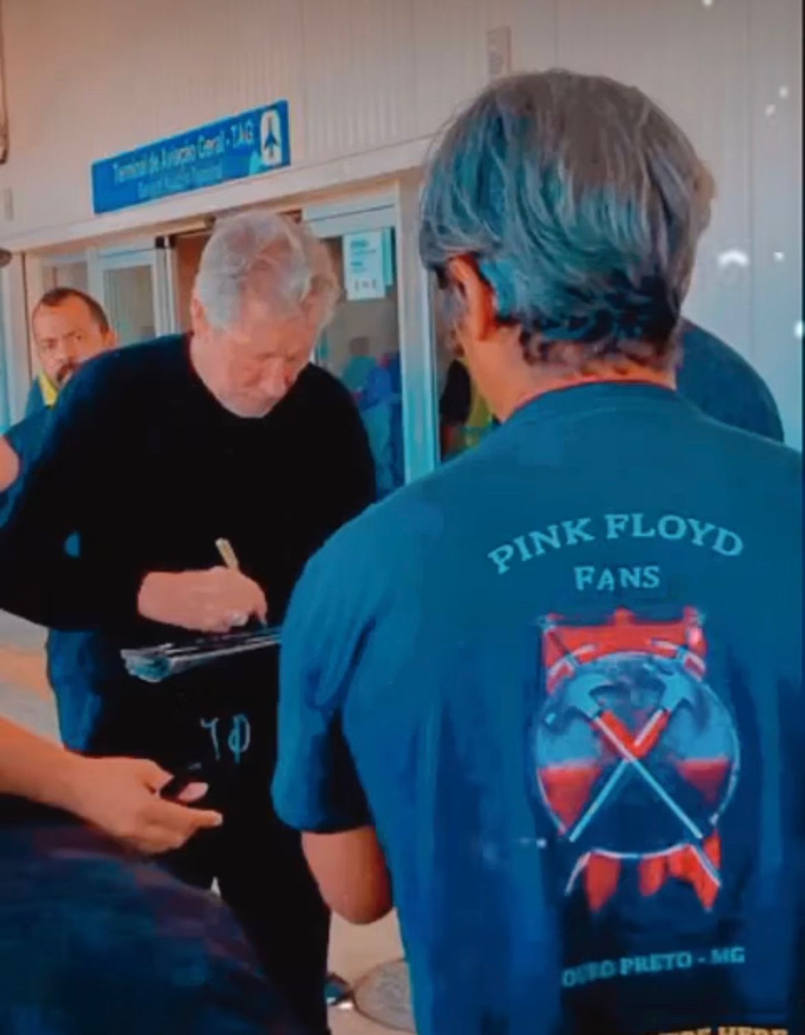 Memorial Pink Floyd Fans em Ouro Preto recebe fragmento do Muro de Berlim
