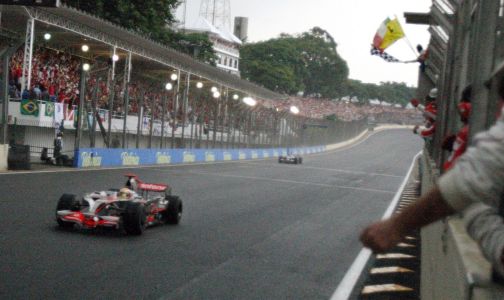 Hamilton recebe bandeirada no GP de São Paulo e conquista Mundial de Pilotos da F1 de 2008