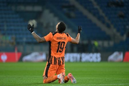Brasileiro Kauã Elias, revelado pelo Fluminense, comemora gol do Shakhtar Donetsk na Conference League