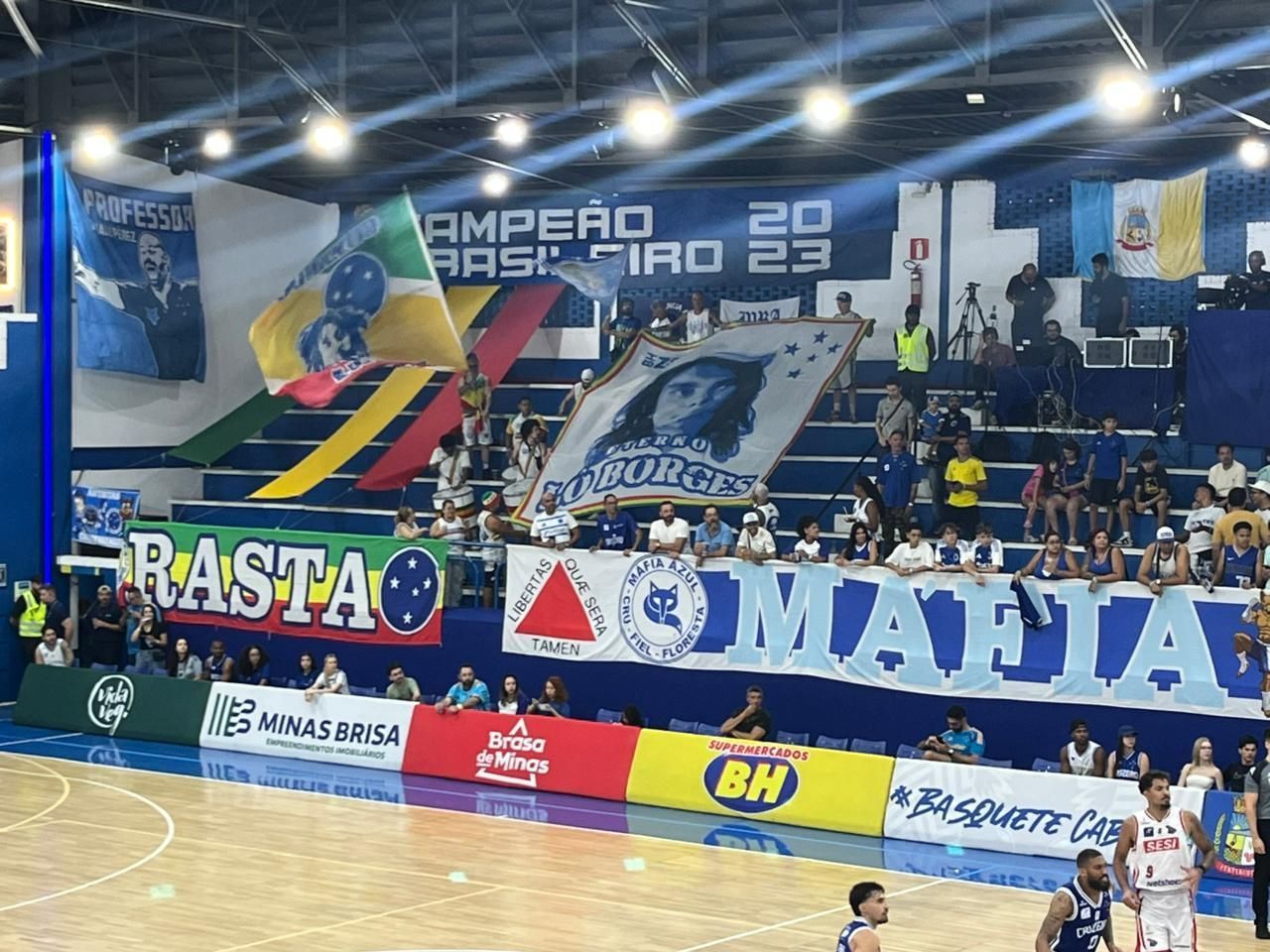 Torcida do Cruzeiro homenageia Lô Borges em jogo de basquete pelo NBB