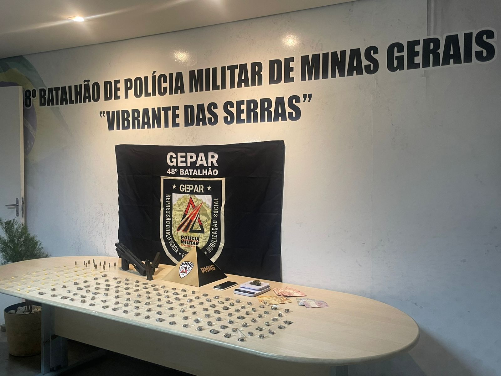 Suspeito de tráfico tenta fugir de moto e é preso com drogas e kit de metralhadora na Grande BH
