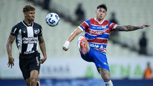 Marcos Victor, do Ceará, e Adam Bareiro, do Fortaleza, disputam bola durante Clássico-Rei