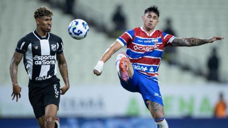 Marcos Victor, do Ceará, e Adam Bareiro, do Fortaleza, disputam bola durante Clássico-Rei