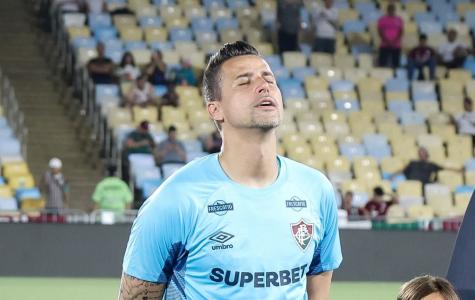 Fábio, ex-Cruzeiro, em ação pelo Fluminense