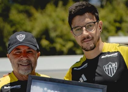 Técnico Jorge Sampaoli ao lado de Pedro Souza, fotógrafo do Atlético, na Cidade do Galo
