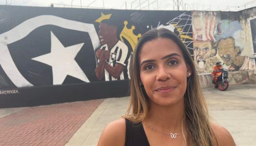 A artista Nathalia Machado idealizou o mural em homenagem a Luiz Henrique, ídolo do Botafogo, no Nilton Santos