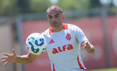 Gabriel Mercado retorna de suspensão e entra na zaga do Inter