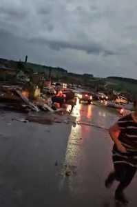 A chuva desta sexta-feira (7) deixou rastros de destruição em Rio Bonito do Iguaçu