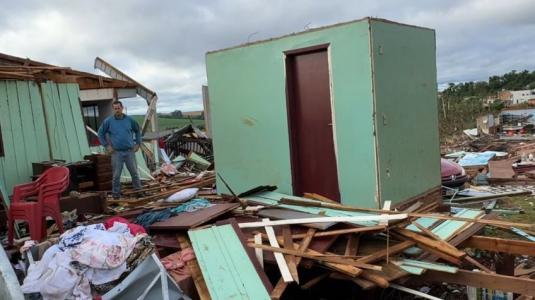Imagens mostram rastro de destruição deixado por tornado no Paraná