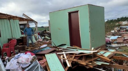 Imagens mostram rastro de destruição deixado por tornado no Paraná