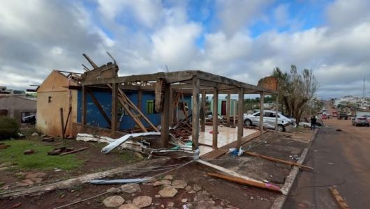 Imagens mostram rastro de destruição deixado por tornado no Paraná