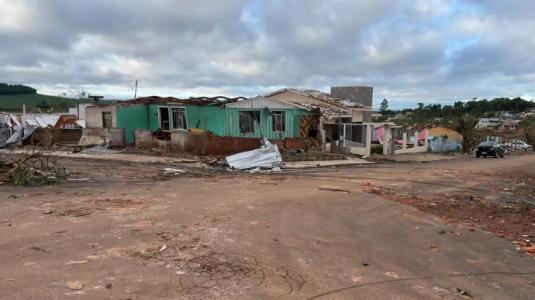 Imagens mostram rastro de destruição deixado por tornado no Paraná