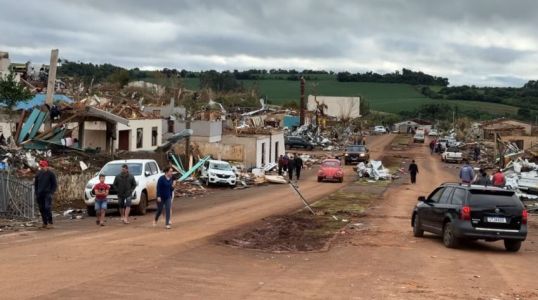 Imagens mostram rastro de destruição deixado por tornado no Paraná