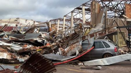 Imagens mostram rastro de destruição deixado por tornado no Paraná