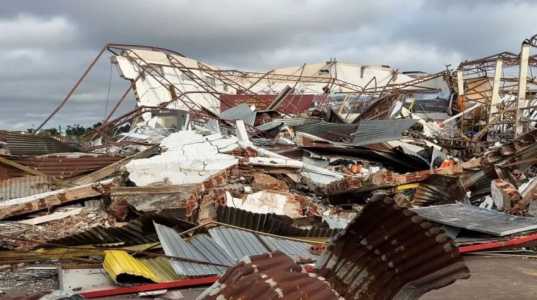 Imagens mostram rastro de destruição deixado por tornado no Paraná