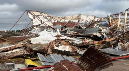 Imagens mostram rastro de destruição deixado por tornado no Paraná