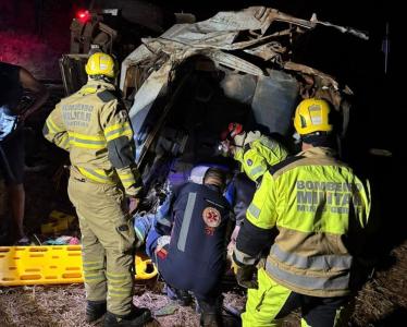 Homem ficou preso às ferragens e morreu no local do acidente.