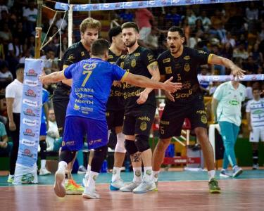Montes Claros Vôlei durante jogo contra o Itambé Minas.