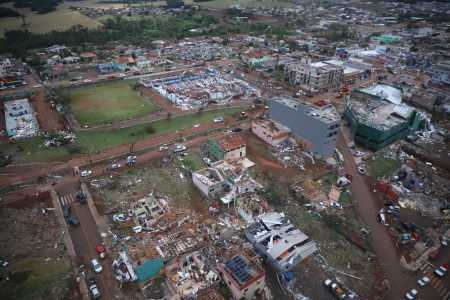 Tornado deixou ao menos seis pessoas mortas e 750 feridos no Paraná
