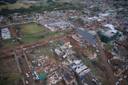 Tornado deixou ao menos seis pessoas mortas e 750 feridos no Paraná