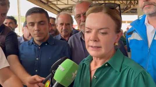 Ministra Gleisi na chegada ao Paraná