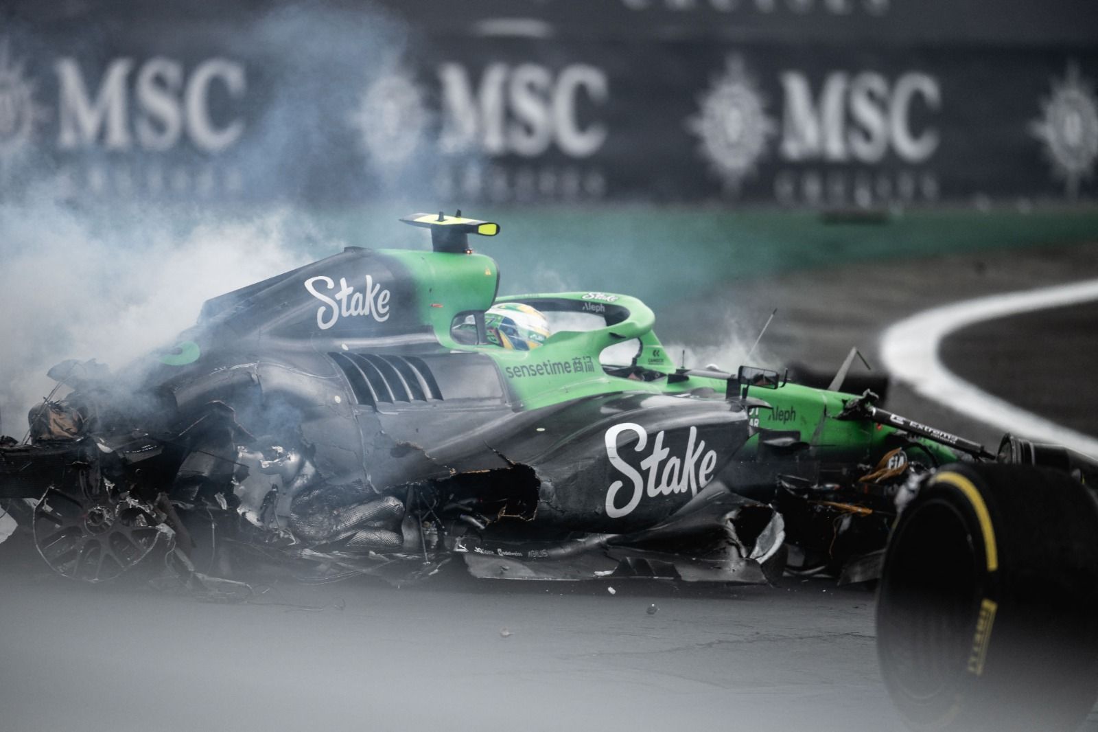 Fotos assustadoras do acidente de Gabriel Bortoleto a 339km/h na F1; veja