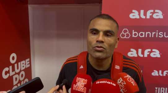 Gabriel Mercado na zona mista do Beira-Rio, em Porto Alegre, após o empate do Inter com o Bahia