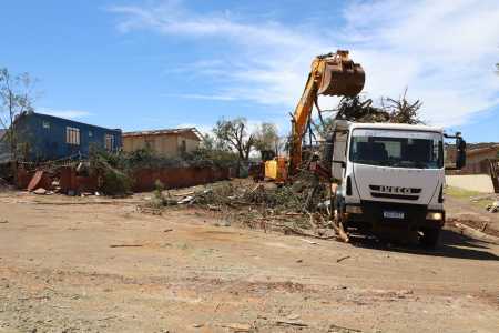 Mais de 30 equipamentos trabalham na limpeza da cidade