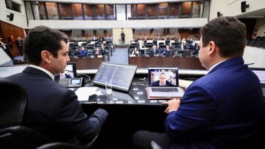 Votação ocorreu de maneira extraordinária neste domingo (9), em formato híbrido